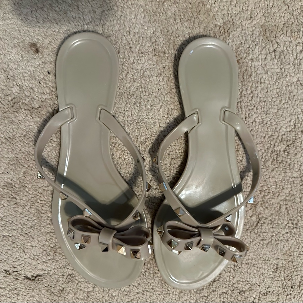 US 10/10.5 Y2K 90s Glamour Elegance Summer Casual Tan & Beige Flip Flops W Studs